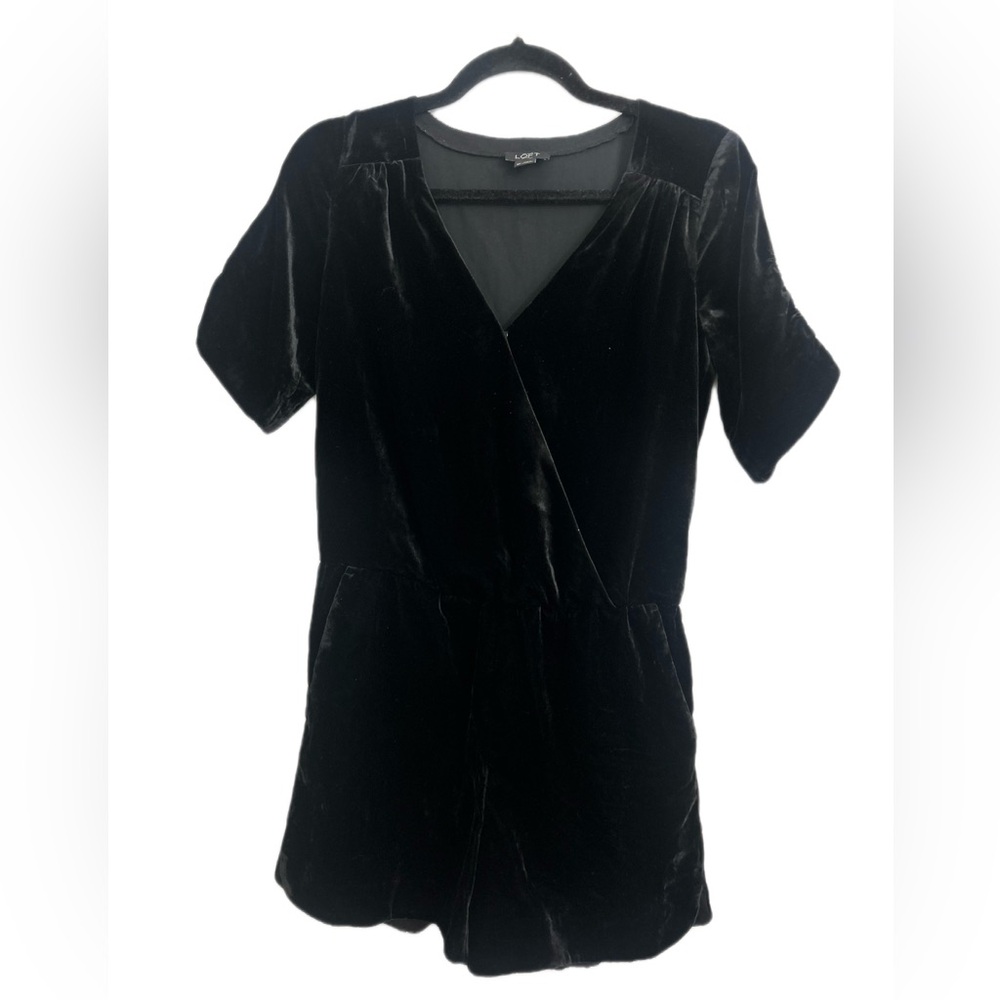 LOFT Petites Black Velvet Wrap Romper Short‎ Sleeve V-Neck Size 0P